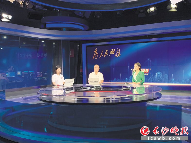 长沙经开区管委会主任张庆红（中）接听市民来电。长沙晚报全媒体记者 邓艳红 摄