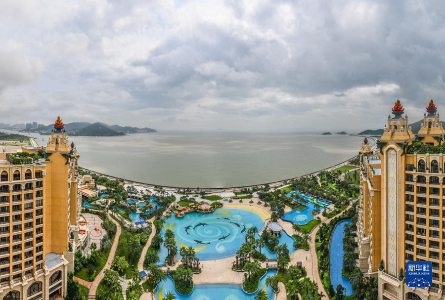 这是位于横琴国际休闲旅游岛的珠海长隆海琴湾酒店海景客房和泳池（2019年4月19日摄）。新华社记者 刘大伟 摄