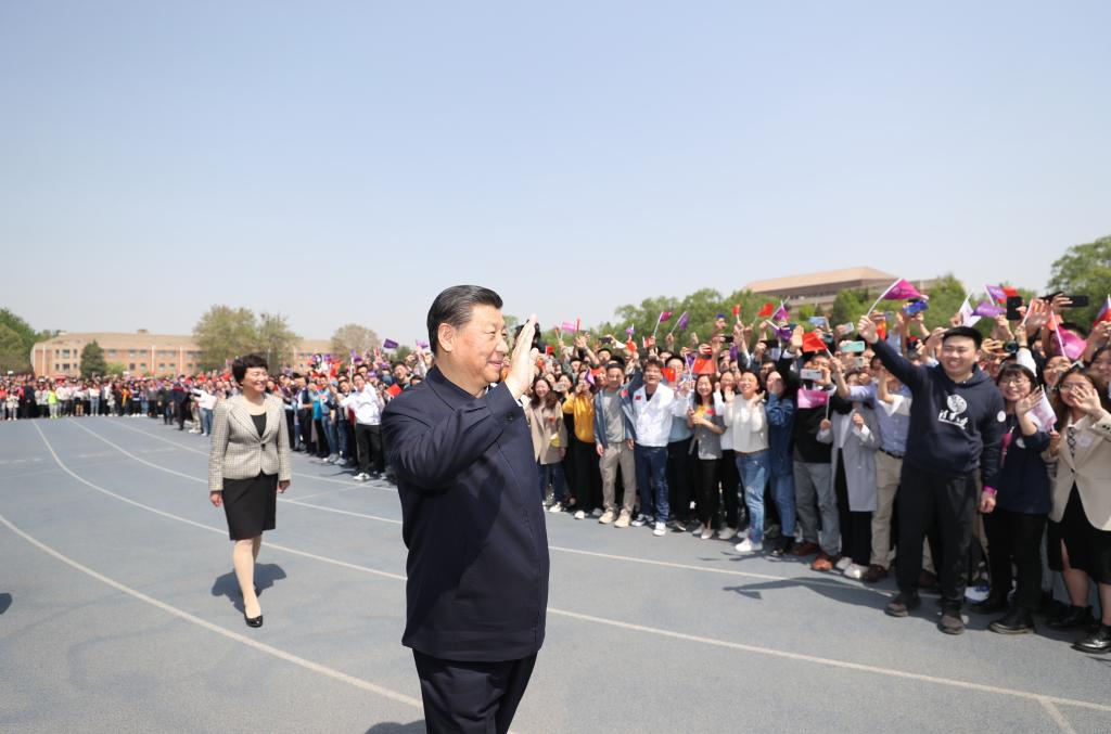 2021年4月19日，在清华大学建校110周年校庆日即将来临之际，中共中央总书记、国家主席、中央军委主席习近平来到清华大学考察。这是习近平离开学校时，同师生们挥手致意。新华社记者 鞠鹏 摄