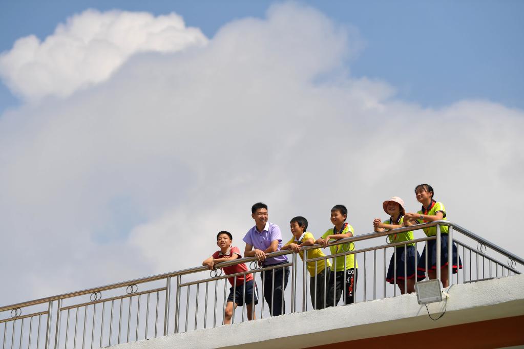 在江西于都县仙下乡龙溪小学，乡村教师朱森林和学生们聊天（2021年8月31日摄）。新华社记者 彭昭之 摄