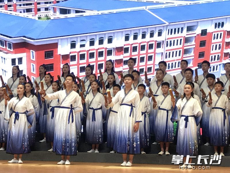 湖南师大附中博才实验学校的孩子们以朗诵《博才赋》，开启了长沙市语言文字工作成果展演。均为全媒体记者 刘俊 摄