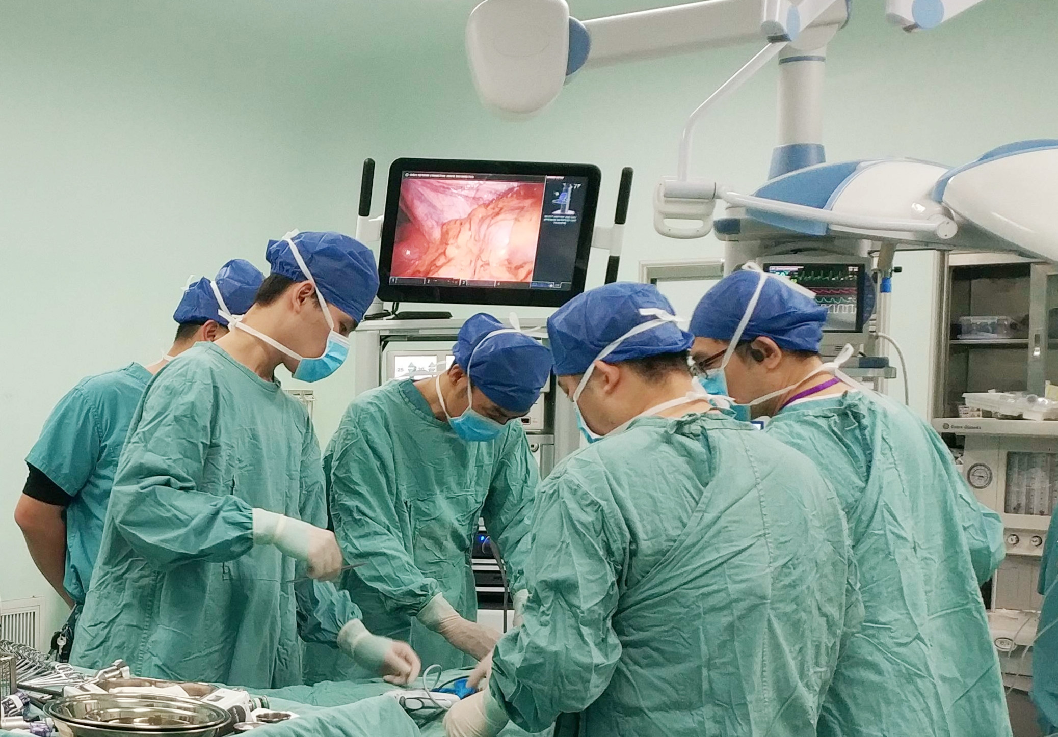 以湖南省人民医院李远伟主任医师为首的泌尿外科联合多学科团队为患者施行手术。长沙晚报通讯员 梁辉 陈松琳 吴志颖 供图 以湖南省人民医院李远伟主任医师为首的泌尿外科联合多学科团队为患者施行手术。长沙晚报通讯员 梁辉 陈松琳 吴志颖 供图