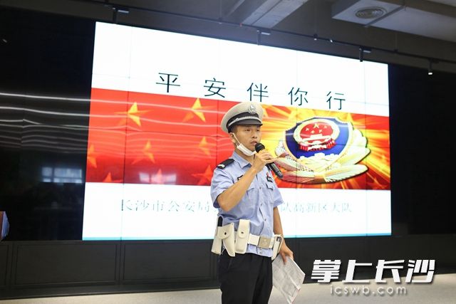 活动中，宣讲民警为企业员工讲述了与日常生活密切相关的交通安全法律法规知识和安全常识。