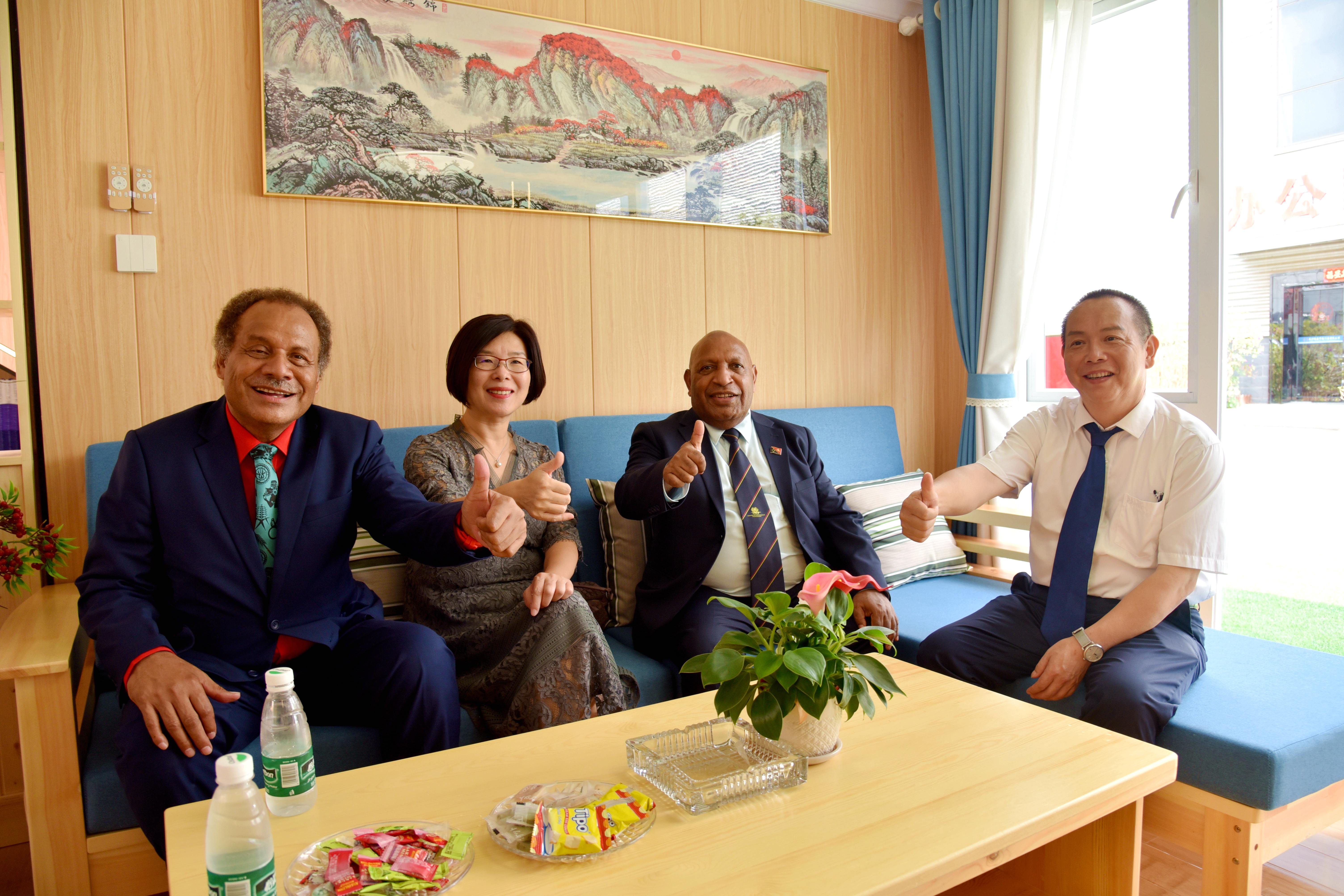 看到别墅内实景及设计、用材，嘉宾伸出了大拇指点赞。朱莉 摄