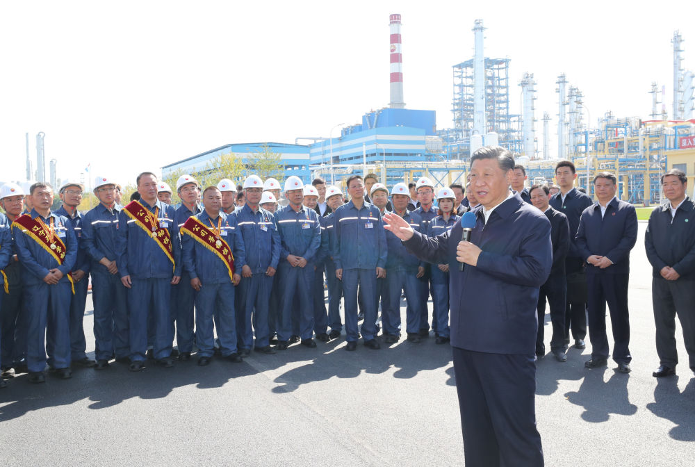 2018年9月27日，习近平在中国石油辽阳石化公司同工人亲切交流。