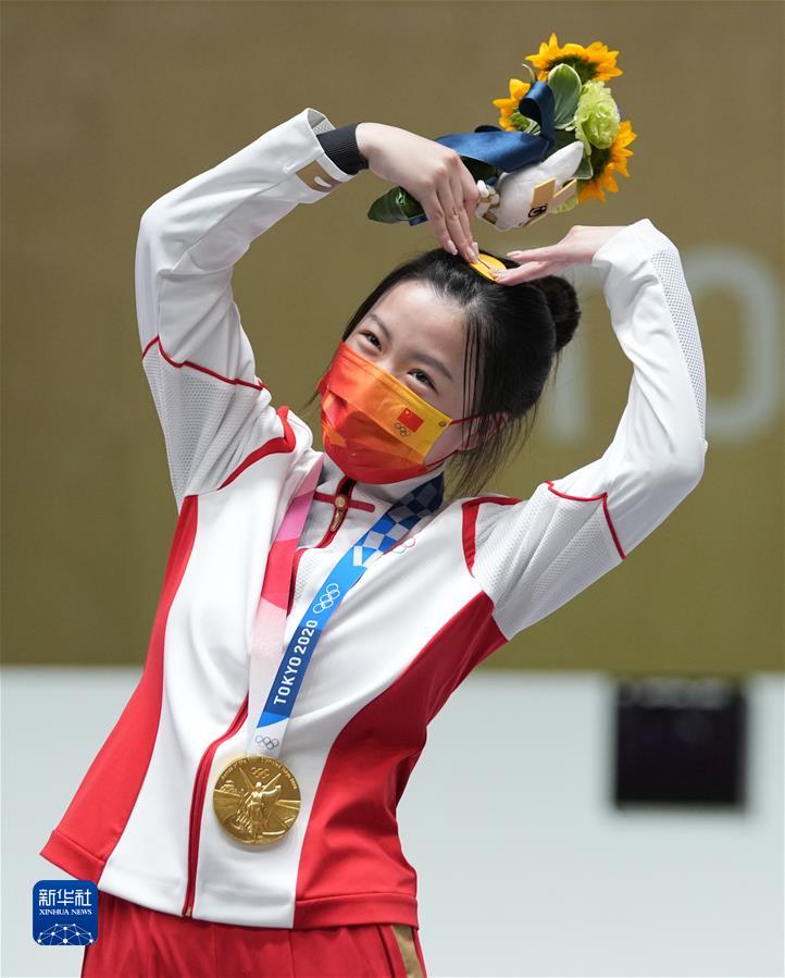 2021年7月24日，杨倩在东京奥运会射击女子10米气步枪决赛颁奖仪式上。新华社记者 鞠焕宗 摄