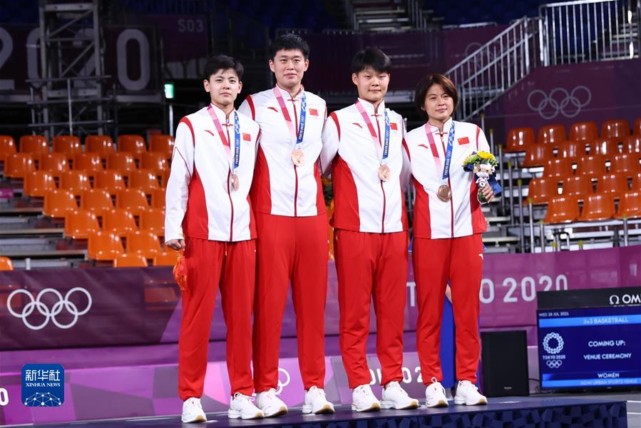 2021年7月28日，季军中国队队员在东京奥运会三人篮球女子组颁奖仪式上合影。新华社记者 兰红光 摄