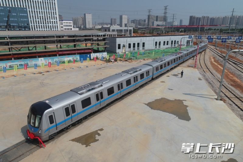 16日上午，长沙市首次采用A型车制式的地铁线路——轨道交通6号线首列车辆从株洲运抵黄梨路车辆段。均为长沙晚报全媒体记者 郭雨滴 摄