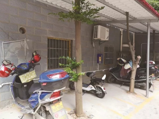 ▲在建设好的车棚内，电动车正有序充电。