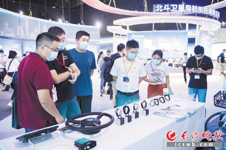 9月16日，观众在北斗卫星导航系统成果展上参观。当日，首届北斗规模应用国际峰会在长沙开幕。新华社记者 陈思汗 摄