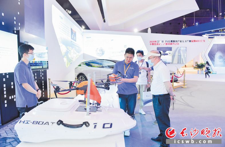 参会嘉宾正在参观北斗卫星导航系统成果展。均为长沙晚报全媒体记者 邹麟 摄