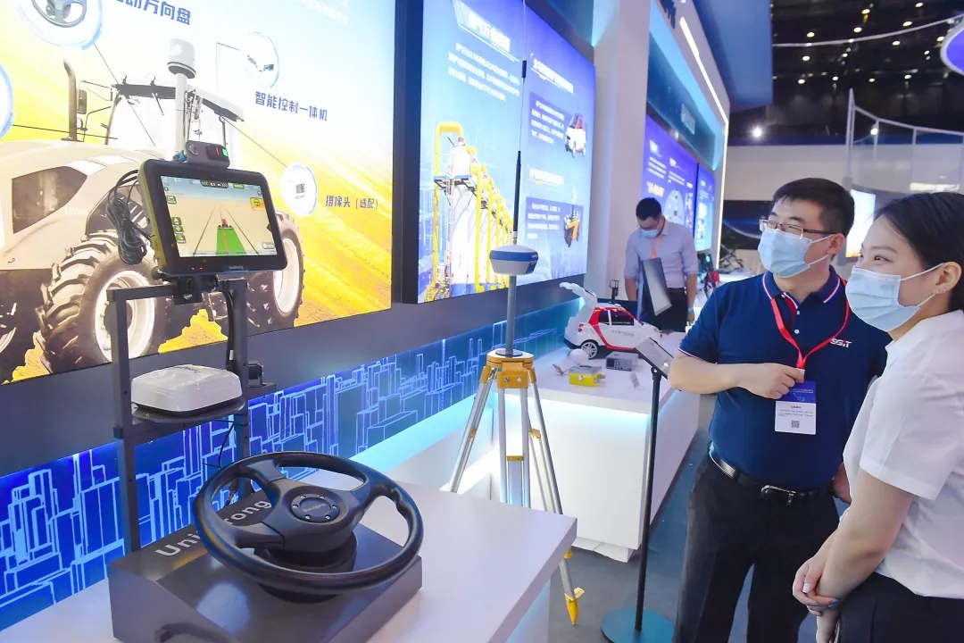 观众在参观首届北斗规模应用国际峰会成果展。