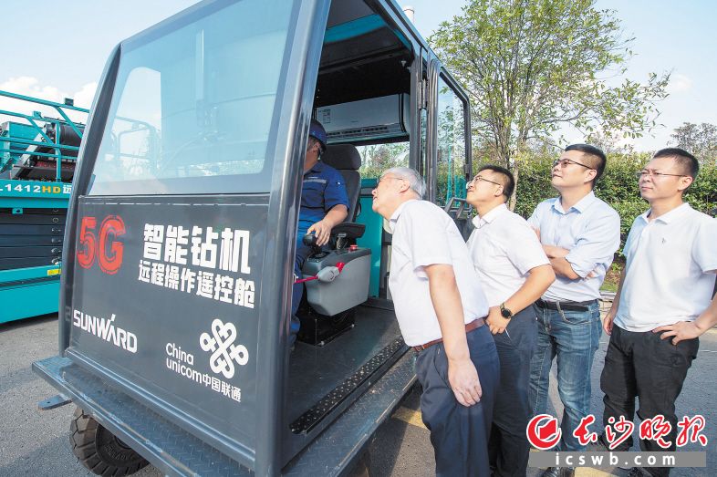 山河智能5G智能钻机远程操作遥控舱可实现跨地域精准遥控操作。长沙晚报全媒体记者 郭雨滴 摄
