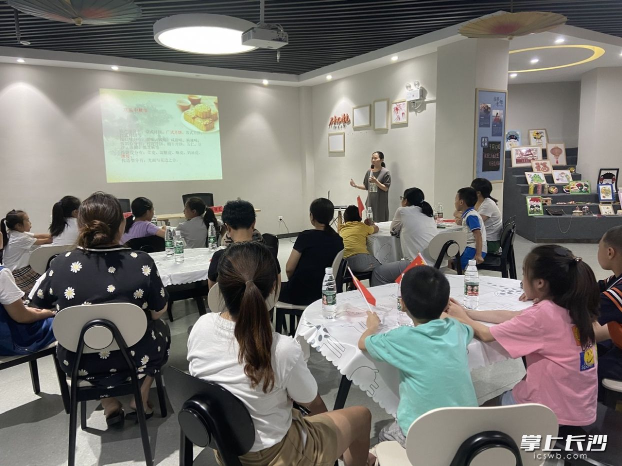 不同民族的居民聚在一起欢庆中秋。