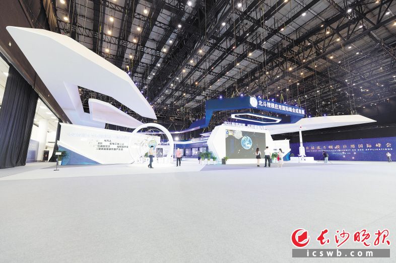 北斗规模应用国际峰会成果展上，众多卫星导航技术爱好者在此与硬核科技亲密接触，一睹北斗魅力。