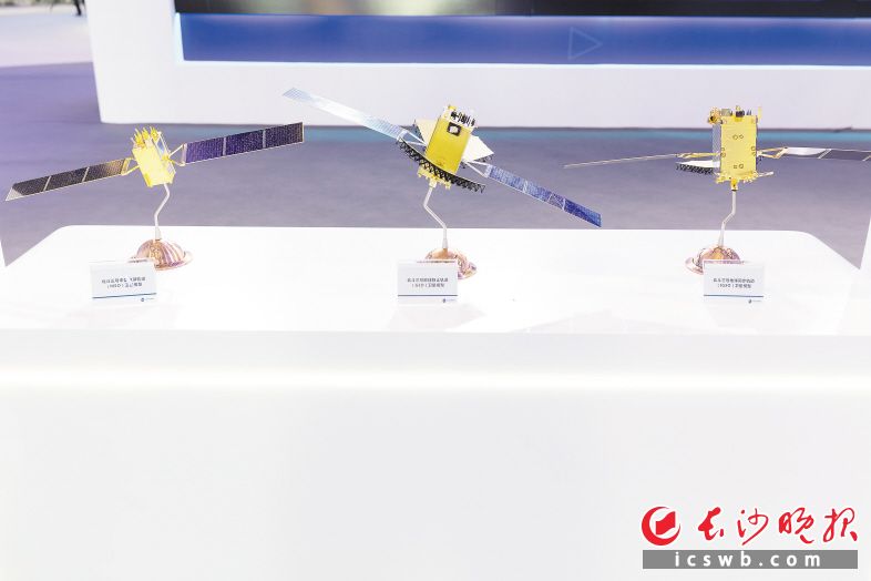 北斗三号三种轨道卫星模型。 均为长沙晚报全媒体记者 董阳 摄 北斗三号三种轨道卫星模型。 均为长沙晚报全媒体记者 董阳 摄