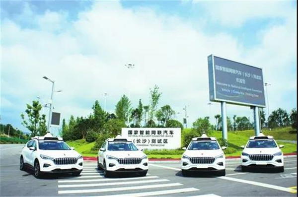 ▲自动驾驶汽车在国家智能网联汽车（长沙）测试区上路测试。（图源：岳麓融媒体中心）