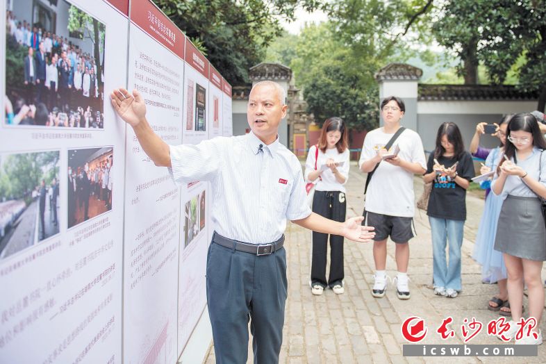 湖南大学马克思主义学院教授龙兵为学生上“移动”思政课。长沙晚报全媒体记者 郭雨滴 摄