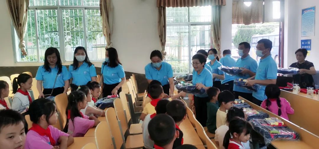 湖南省胸科医院爱心人士向学生们捐赠书包等学习用品。均为 医院 供图