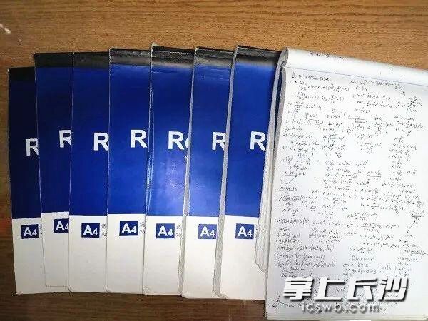 陈家骏的学习秘诀是厚厚一叠草稿和笔记本。