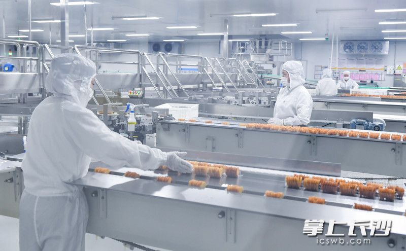 盐津铺子智能化生产线正在有序作业