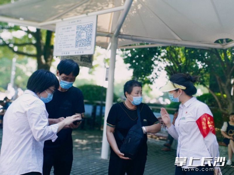 随处可见的热心志愿者。均为通讯员 李怀全 供图