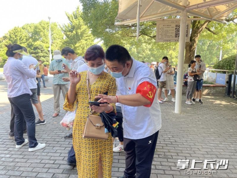 服务一线的党员志愿者。