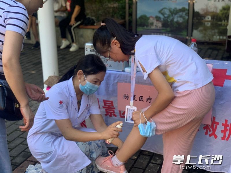 医护人员为游客提供免费的医疗服务。