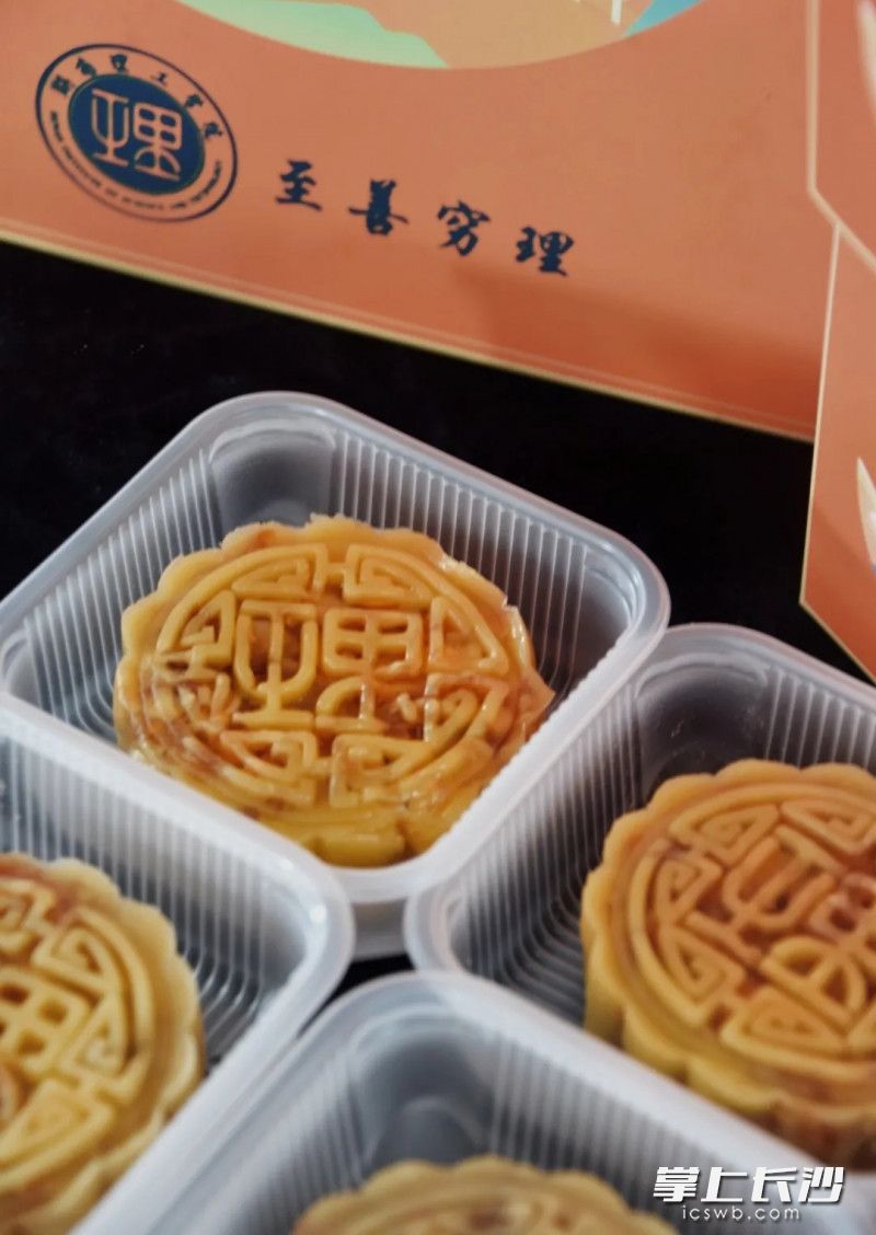湖南理工学院学生创业团队推出的理工月饼。