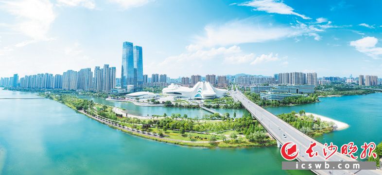 湖南湘江新区在争做“三高四新”战略排头兵、勇当长株潭一体化主力军征程上，一马当先。