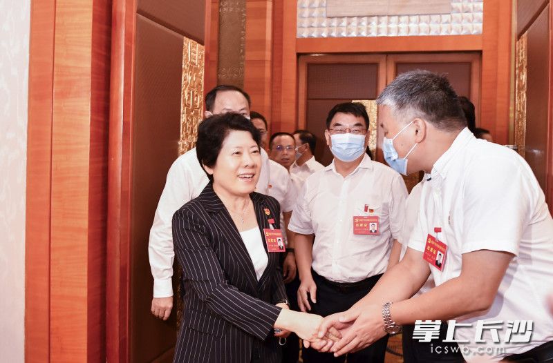 21日，省委常委、市委书记吴桂英，市委副书记、市长、湖南湘江新区党工委书记郑建新，来到代表团驻地，看望出席市第十四次党代会代表。长沙晚报全媒体记者 余劭劼 摄