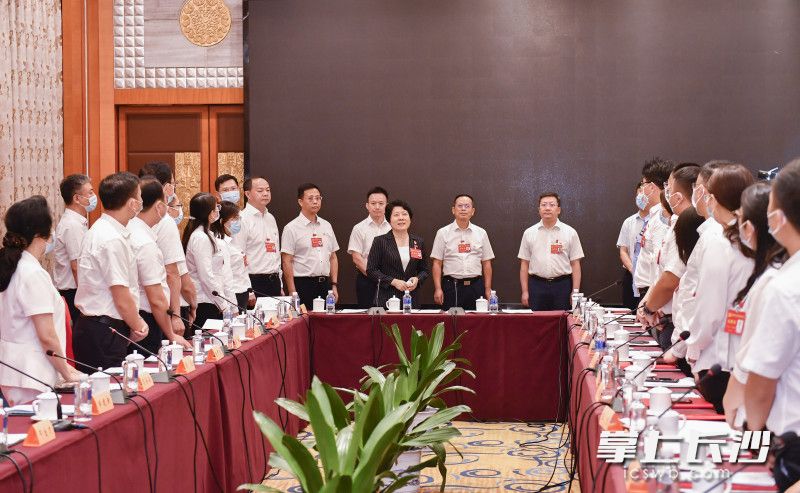 吴桂英一行看望党代表，勉励大家不负重托、不辱使命，高质量高水平完成会议各项任务，确保市党代会圆满顺利成功。长沙晚报全媒体记者 余劭劼 摄
