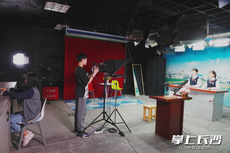 长沙同升湖实验学校的校园新闻台节目正在录制中。