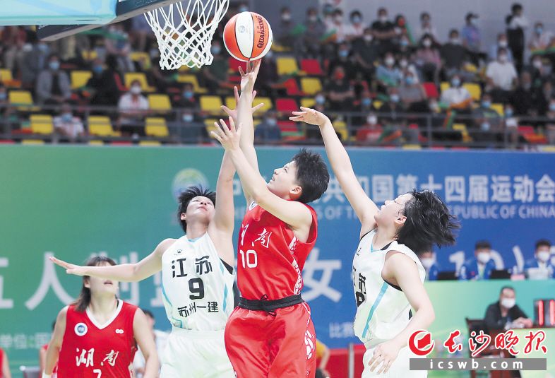 以“学生军”出战的湖南女篮创造了历史。陈放 摄