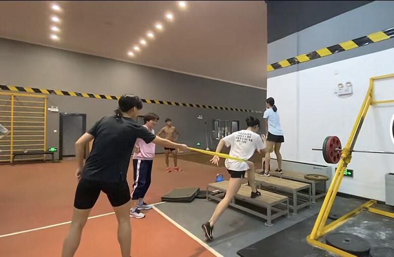 夏思凝在训练中。