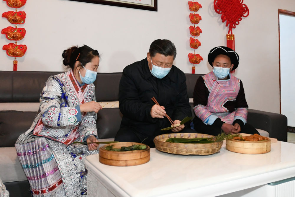2月3日下午，习近平总书记同赵玉学一家边聊家常边制作当地传统节日食品黄粑。新华社记者 李学仁 摄