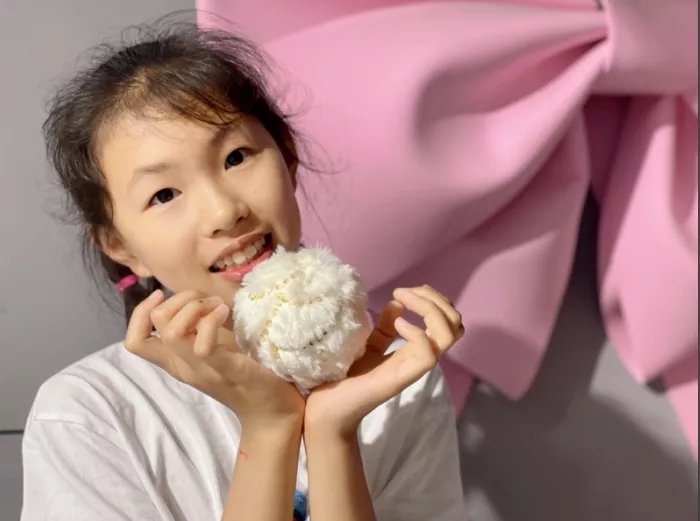 ▲ 讲述者宋瑞铱，一个活泼开朗、乐观向上的12岁小女孩。