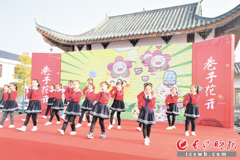 一场联欢会在巷子口镇同心村庄举行，孩子们载歌载舞。 张禹 摄