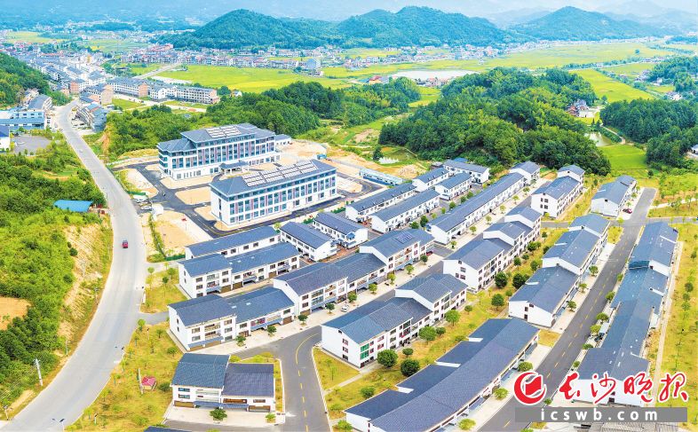 宁乡市巷子口镇拿出最好的地段建设同心村庄，让100多户失去家园的受灾群众搬进新房。陈飞 摄