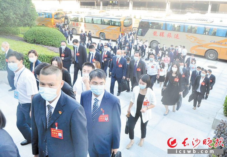 22日上午8时30分许，代表们满怀豪情走入会场。长沙晚报全媒体记者 贺文兵 摄