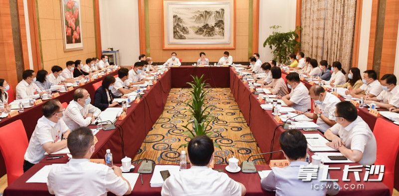 9月23日上午，吴桂英同志来到市直三团参加讨论审议。长沙晚报全媒体记者 余劭劼 摄