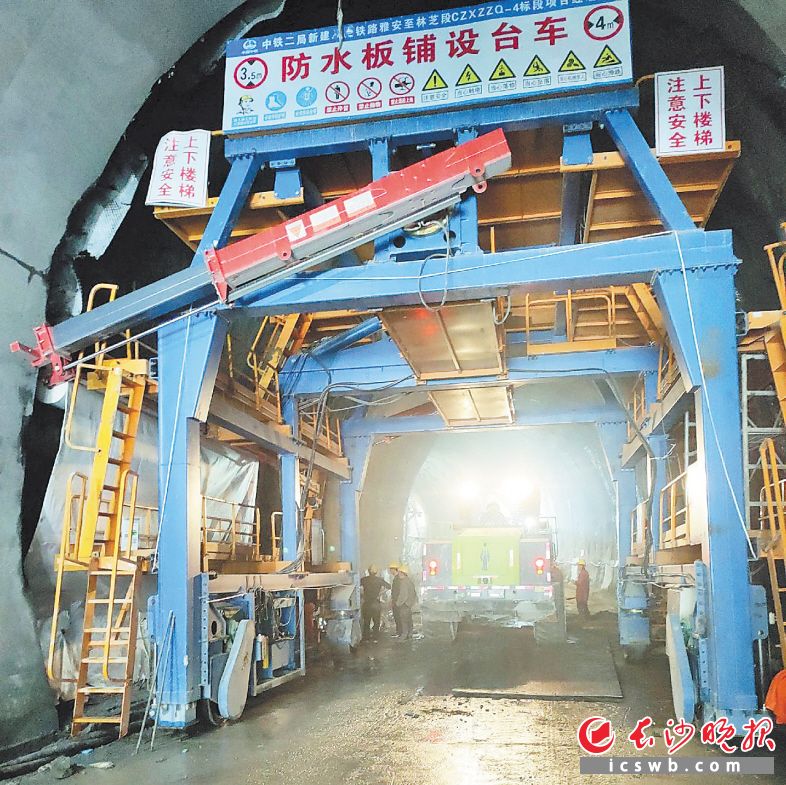 五新隧装成为长沙市首家精选层过会企业。图为五新湿喷机械手正在易贡隧道进行施工。企业供图