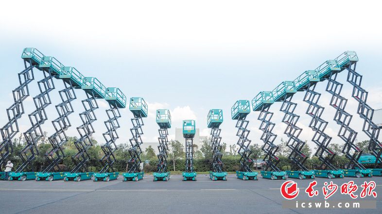 在山河工业城起重与高空机械成套装备展示区，高空作业平台、升降机一字排开。长沙晚报全媒体记者 郭雨滴 摄