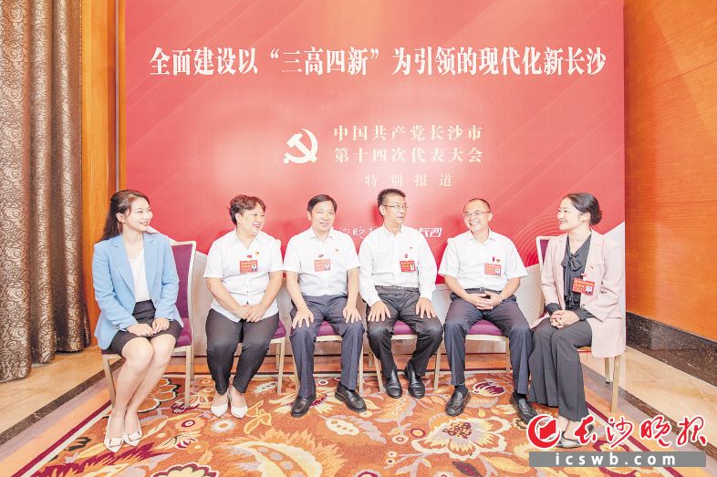 23日，长沙晚报、掌上长沙联合推出的市第十四次党代会大型访谈节目“党代表议事厅”特别邀请了余海艳（左二）、李国军（左三）、冯意刚（右三）、郑旗（右二）、高志（右一）5位党代表，聚焦“提升‘五区’功能品质，着力打造国家中心城市新支撑”主题，各抒己见。 长沙晚报全媒体记者 李锋 摄