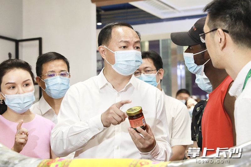郑建新在高桥大市场检查调研第二届中非经贸博览会筹备工作。刘书勤摄