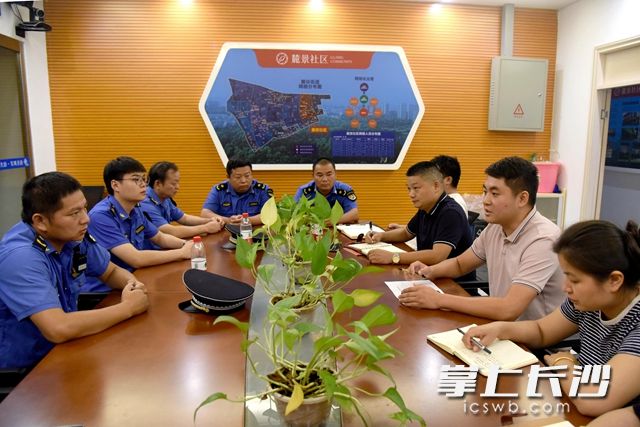 高新区城管执法大队麓谷中队与麓景社区工作人员沟通交流，确保信息畅通。