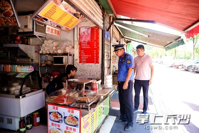 高新区城管执法大队麓谷中队联合麓谷街道麓景社区工作人员来到谷园路，对商户逐一进行检查，并耐心劝导商户做好门前三包、勿占道经营等。