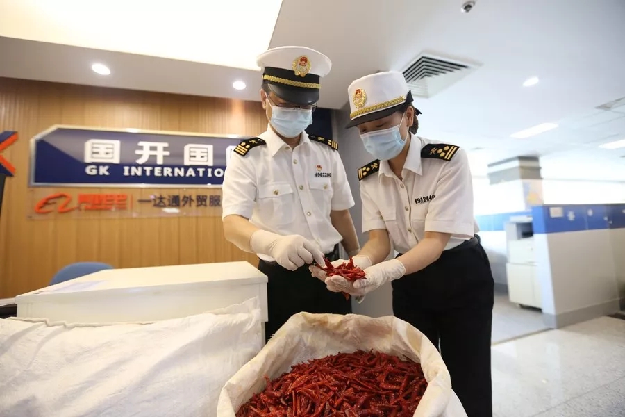 2021年8月4日,长沙海关关员正在检查进口干辣椒。 2021年8月4日,长沙海关关员正在检查进口干辣椒。