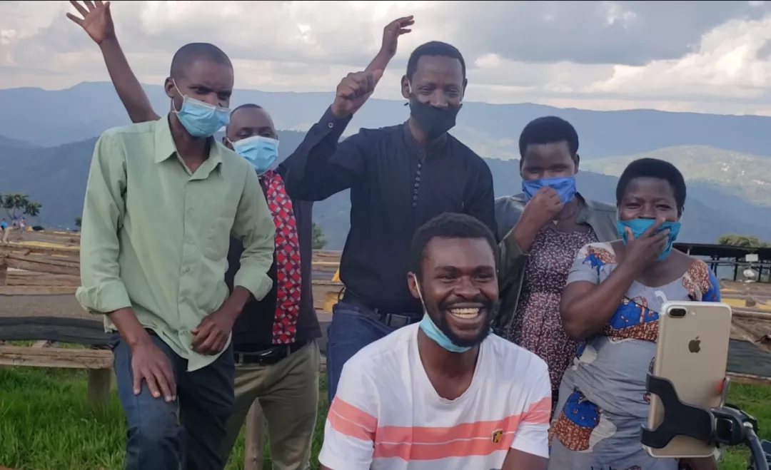 2020年5月14日,卢旺达咖啡农观看直播录像,看到3000斤咖啡瞬间卖光后欢呼。 2020年5月14日,卢旺达咖啡农观看直播录像,看到3000斤咖啡瞬间卖光后欢呼。