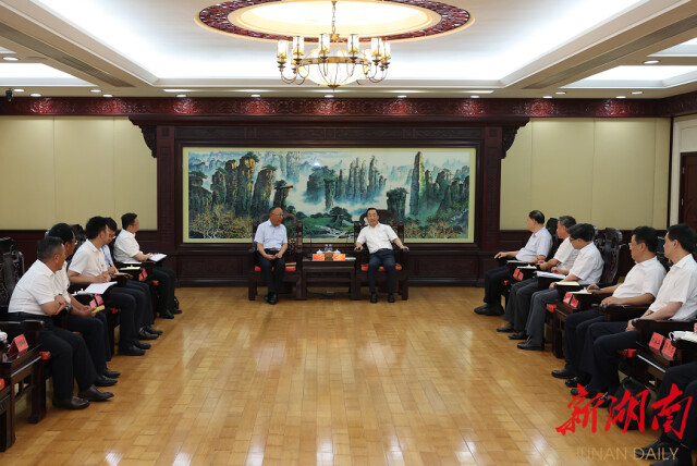 9月28日下午,省委书记、省人大常委会主任许达哲在长沙与西藏自治区山南市代表团一行座谈。湖南日报·新湖南客户端记者 赵持 摄 9月28日下午,省委书记、省人大常委会主任许达哲在长沙与西藏自治区山南市代表团一行座谈。湖南日报·新湖南客户端记者 赵持 摄